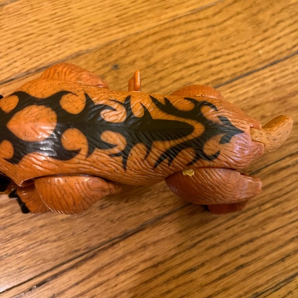 🐇 Saber Tooth Tiger walks after being winded up!  Watch the video! Mattel, Inc. - Picture 5 of 10